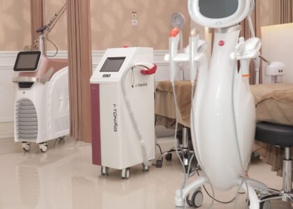 Peralatan kecantikan modern di Fast Derm Aesthetic Clinic untuk hasil optimal