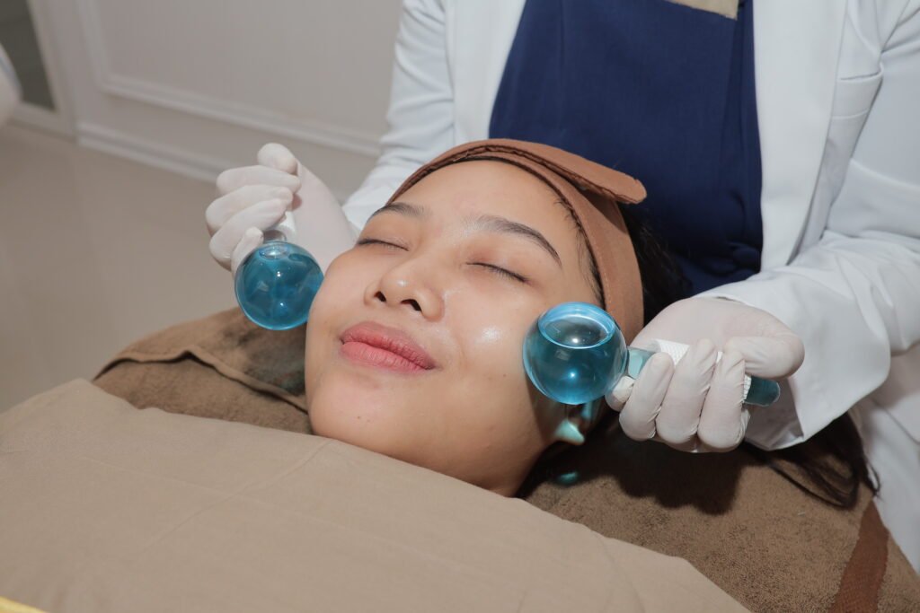 Perawatan facial di Fast Derm Aesthetic Clinic untuk kulit bersih dan sehat