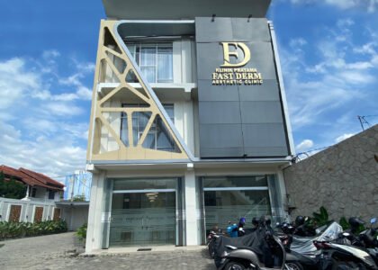 Bagian depan klinik Fast Derm Aesthetic Clinic di Jember